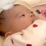 『犬が赤ちゃんを見守ってくれている』と思い、様子を見てみたら…想像以上の『ガン見』をする光景に反響「思ったより近くて草」「可愛いｗ」(ブログ)