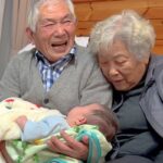 赤ちゃんを笑わせようとするおじいちゃん→2匹の犬も近くにきて…尊さが大渋滞している『幸せな光景』に反響「愛に溢れてる」「笑顔が最高」(ブログ)