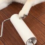 『コロコロ』でマッサージされるのが大好きな犬→まるで人間のような『おねがりの圧をかける光景』に反響「めっちゃ煽ってて草」「カメラ目線ｗ」(ブログ)