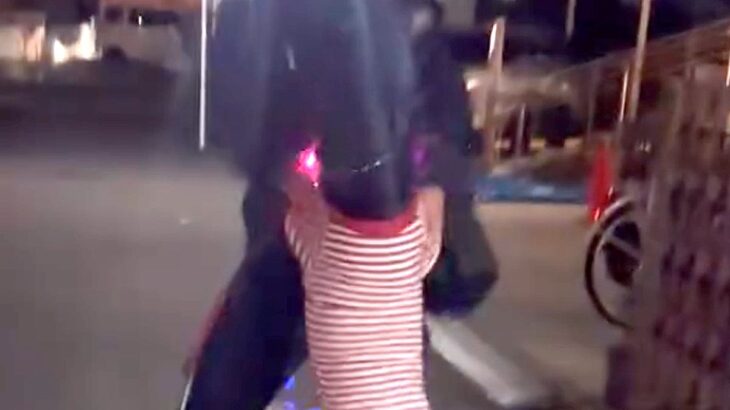 犬2匹の散歩中に『帰宅中のお父さん』と鉢合わせた結果…まるで『数年ぶりに再会したような光景』が最高だと絶賛「帰りたくなる」「嬉しそう」(ブログ)