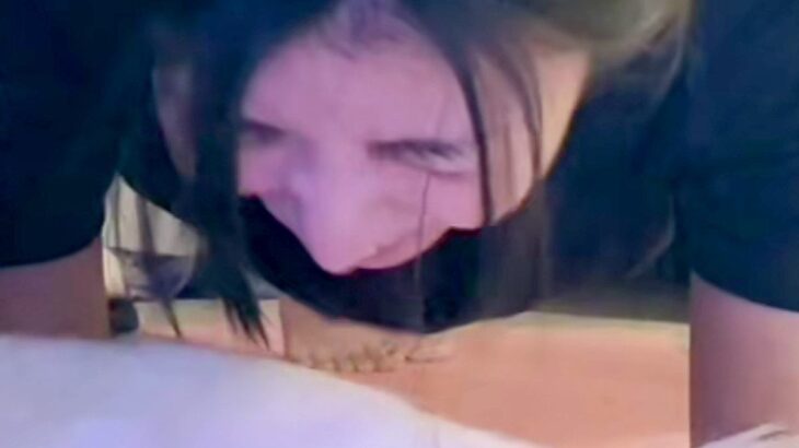 筋トレ中の女性→隣で『大型犬』が…まさかの『スパルタすぎる光景』が37万再生「本当のドッグトレーナーで草」「笑ってさらに引き締まるｗｗ」(ブログ)