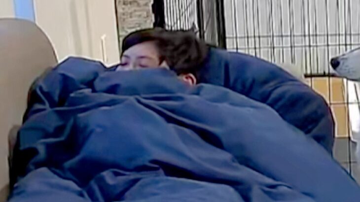 仕事前『息子と犬は何をしているかな』と家をカメラで確認した結果→寝てる息子に…まさかの『ガン見』に反響「カップルみたい」「きゃわいい」(ブログ)