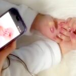 新しいネイルを撮ろうとする2人の女の子→騒がしいので様子を見に行くと…まさかの『撮影場所』に爆笑「初めて見たｗ」「便利で草」と252万再生(ブログ)
