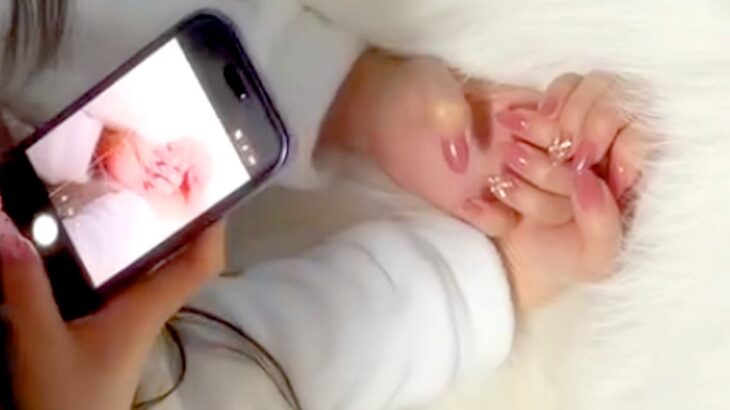 新しいネイルを撮ろうとする2人の女の子→騒がしいので様子を見に行くと…まさかの『撮影場所』に爆笑「初めて見たｗ」「便利で草」と252万再生(ブログ)