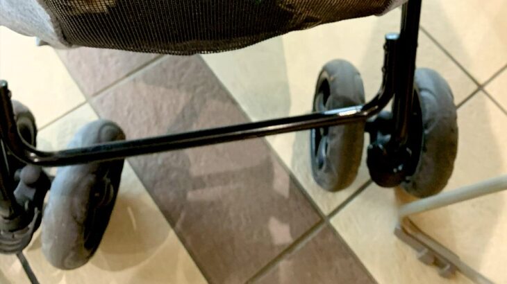 市役所の窓口で、なぜか笑いを堪えている担当者→横にある『犬のカート』を見てみたら…『まさかの光景』に11万いいね「仕事にならないｗｗ」(ブログ)