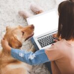 犬が『飼い主の近くに座る』心理4つ　可愛すぎる意外な理由や適切な対応までご紹介(ブログ)