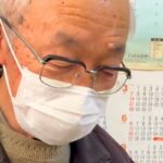 おじいちゃんと子犬を会わせてみた結果→膝の上に乗って…初対面とは思えない『尊すぎる光景』に反響「安心してる」「おじいちゃんも寝るのｗ」(ブログ)