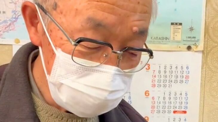 おじいちゃんと子犬を会わせてみた結果→膝の上に乗って…初対面とは思えない『尊すぎる光景』に反響「安心してる」「おじいちゃんも寝るのｗ」(ブログ)