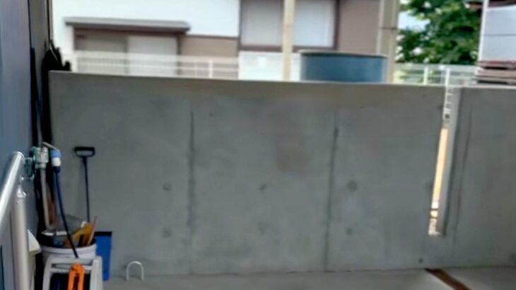 2頭の大型犬を飼っている男性→帰宅して『ただいま』を言いに行くと…あまりにも違う『対応』に反響「わざとらしくて草」「笑っちゃったｗｗ」(ブログ)