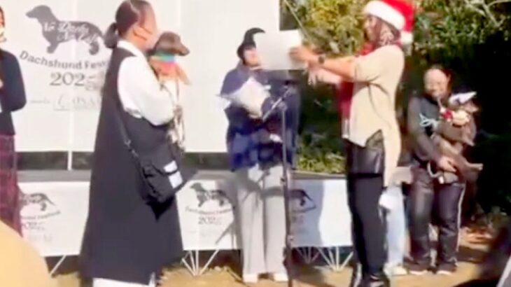 3歳で『余命宣告』された犬→13年後…まさかの『長寿犬の表彰式で壇上にのぼる光景』に涙「見たらウルウルした」「長生きしてね」と感動の声(ブログ)