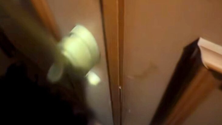 家族全員が寝ている時間に帰宅→ドアを開けたら、犬だけが待っていてくれて…愛にあふれた『全力のお出迎え』が8万再生「可愛すぎ」「たまらん」(ブログ)