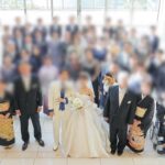 結婚式の集合写真を見返していたら『参列した犬』が…あまりに愛おしい『まさかの光景』に6万いいね集まる「にっこり不可避」「素敵すぎ」と絶賛(ブログ)