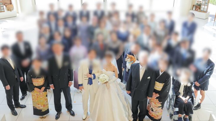 結婚式の集合写真を見返していたら『参列した犬』が…あまりに愛おしい『まさかの光景』に6万いいね集まる「にっこり不可避」「素敵すぎ」と絶賛(ブログ)
