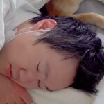 体調を崩してしまったパパ→異変に気付いた犬が、ベッドまで様子を見に来て…愛に溢れた『看病の様子』に反響「神対応」「優しく寄り添って…」(ブログ)