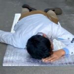『苦しみながら倒れたら、子犬は助けてくれるのか？』検証→心配してくれたと思いきや…まさかの展開に爆笑「笑い止まらんｗ」「吉本新喜劇で草」(ブログ)