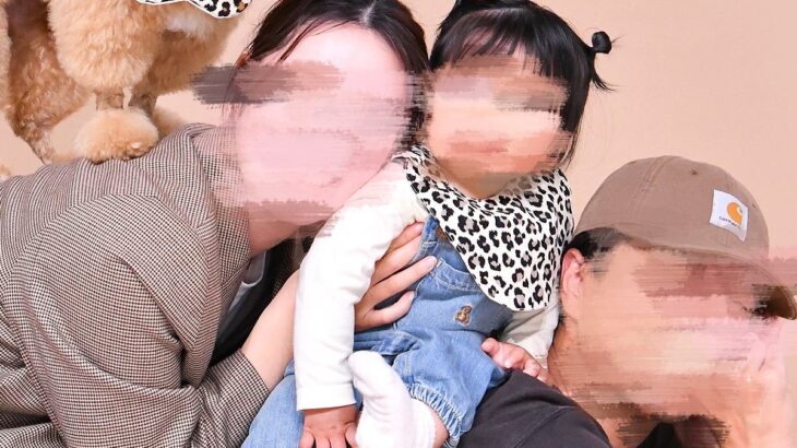 家族でそろって記念撮影をした結果→犬も一緒に写って…あまりにも『自己主張が激しい表情』に9万いいね「犬が投稿してる？」「可愛すぎて爆笑」(ブログ)