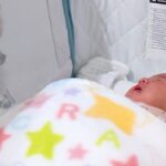 ベビーベッドにいる赤ちゃんが泣き出した結果→犬が颯爽と駆けつけて…一生懸命に泣き止ませようとする光景に反響「優しい姉」「愛が激しいｗ」(ブログ)