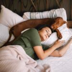 犬が『飼い主の近くで寝る』心理4選　眠る位置から分かる愛犬の本音や注意点まで解説(ブログ)