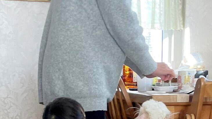 納豆を開けたら近づいてきた男の子と犬→まるで肩を組んでいるように…マブダチ感がすごい光景が120万表示「たまらん」「同じ背丈で可愛すぎ」(ブログ)