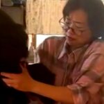 『熊かと思ったｗｗ』母と真っ黒の超大型犬→甘えん坊スイッチが入った結果…自分の大きさを理解していない光景に反響「でっかいｗ」「パワフル」(ブログ)