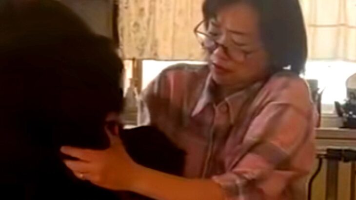 『熊かと思ったｗｗ』母と真っ黒の超大型犬→甘えん坊スイッチが入った結果…自分の大きさを理解していない光景に反響「でっかいｗ」「パワフル」(ブログ)