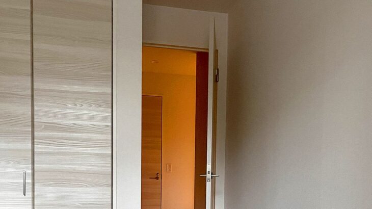 早朝5時、ドアの向こうから視線を感じて起き上がると…絶対に無視できない『無言の圧』に1万いいね集まる「ひょっこり可愛い」「ご飯よこせｗ」(ブログ)
