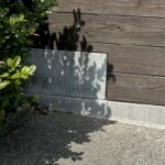 庭で水やり中、なぜか『視線』を感じたので振り返ると…視界に入った『まさかの正体』に1万いいね「めっちゃ見られてて草」「可愛い覗き方ｗ」(ブログ)