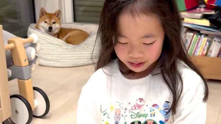6歳の女の子に『叱るフリ』をした結果→近くにいた犬が勘違いをして…放っておけなくて見せた『健気な行動』が13万再生「最高の姉」「可愛い」(ブログ)
