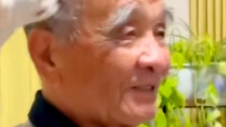 おじいちゃんと『男性嫌いな犬』を会わせてみた結果→『嫌がるかな』と思いきや…想定外すぎる『まさかの光景』に爆笑「美味しそうやんｗｗ」(ブログ)