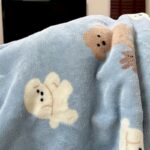 実家に犬を預けた結果→『寂しがっているかな』と思ったら、寝かしつけられていて…本当の孫のような『表情』に4万いいね「人みたい」「尊すぎ」(ブログ)