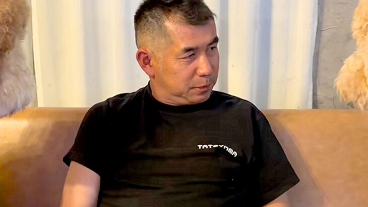 なぜかお父さんを見つめる2頭の大型犬→交互に眺めていたら…『大きなぬいぐるみ』にしか見えない光景が16万再生「可愛すぎ」「たまらん」(ブログ)